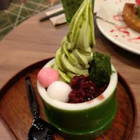 Snapdishの料理写真:Green tea ice cream served with red bean|Floria Yipさん