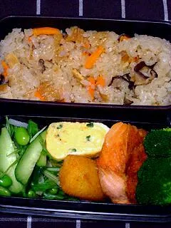 お弁当（きのこの炊き込みご飯、ねぎ入り卵焼き、焼き魚（サーモン）、コーンクリームコロッケ、グリーンサラダ、ブロッコリー）|すーさん