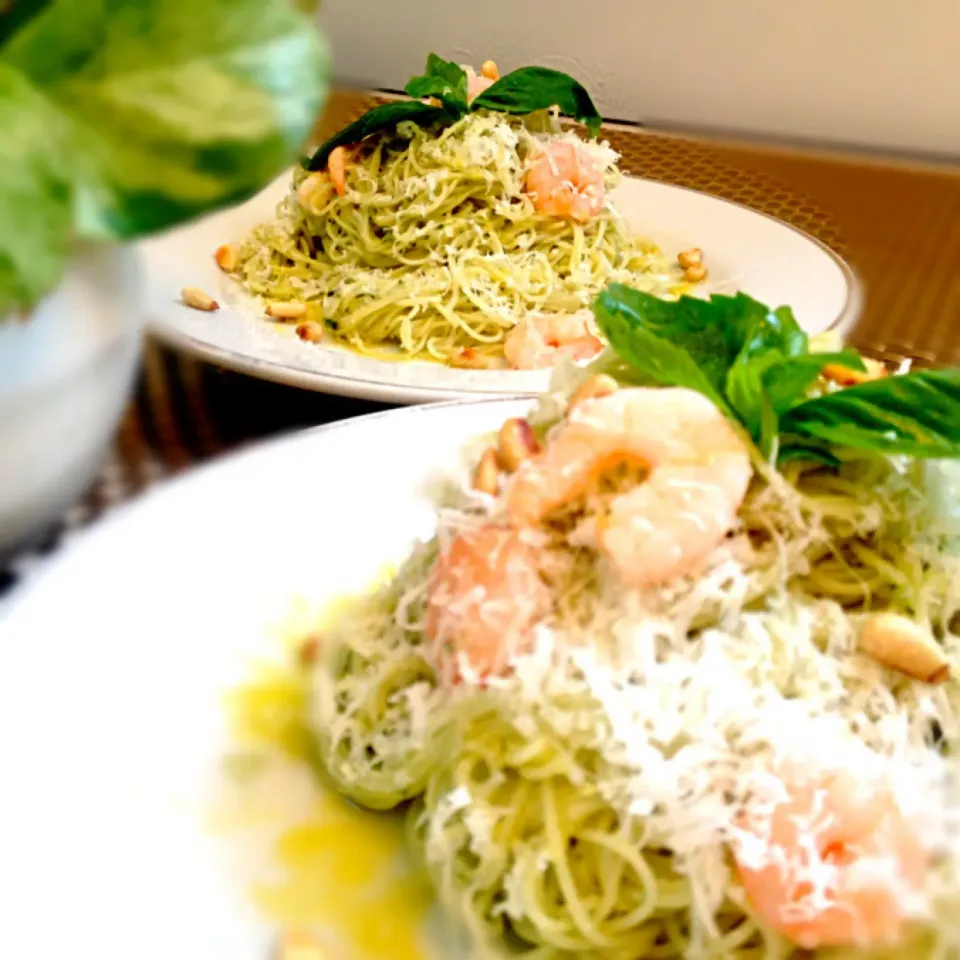 Angel hair salad with shrimp and classic pesto.|Kirk Awiamさん