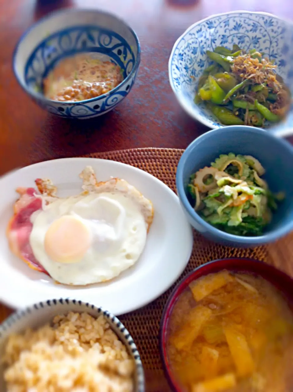 朝ごはん ハムエッグ、ゴーヤの胡麻和え、甘ながとうがらしとじゃこの炒め煮、焼きなすの味噌汁|板坂智夫さん