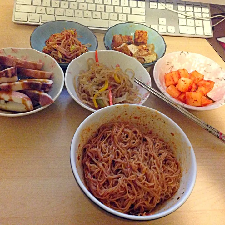 Home made Korean cold spicy noodles with side dishes|Liliyianさん