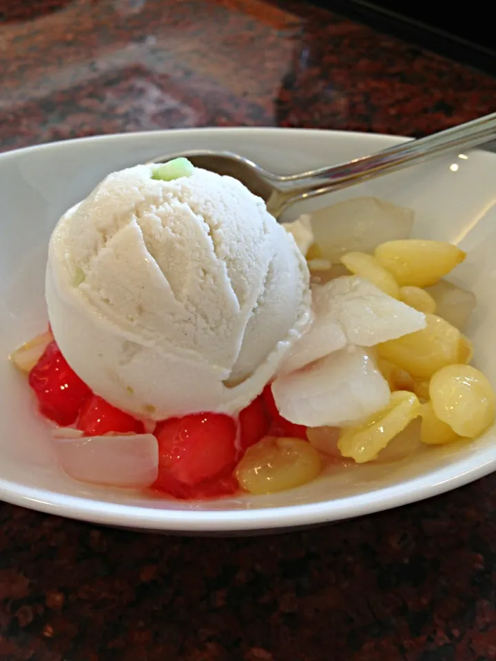 Coconut ice cream with thai dessert mix ไอติมกะทิราดหน้ารวมมิตร|miyummyさん