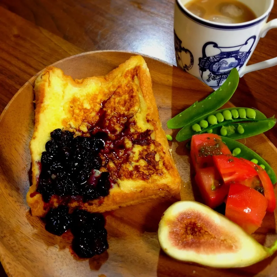 フレンチトーストに手作り🍇ブルーベリーコンポートを乗せて|ファンメイ🌺さん