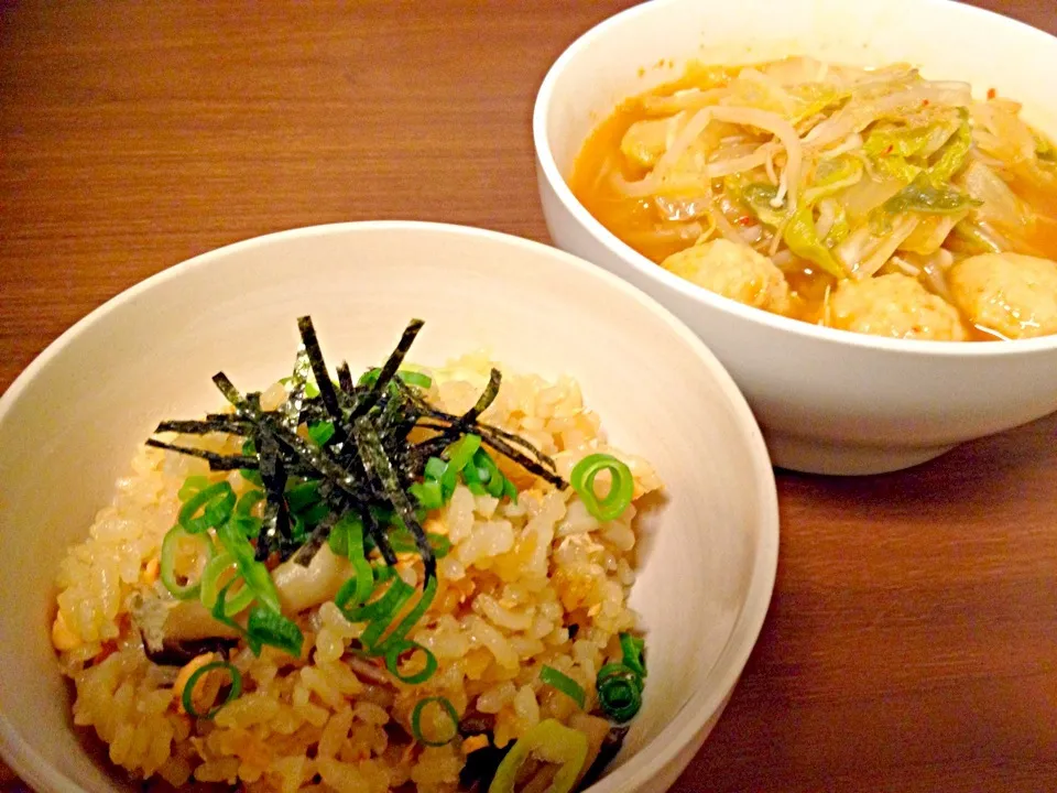 Snapdishの料理写真:鮭とシメジのバター醤油炊き込みご飯と肉団子とお野菜のキムチスープ|あやかさん