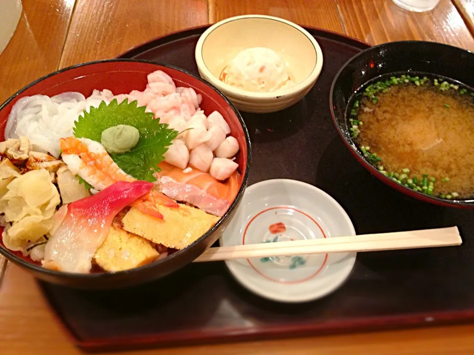 Snapdishの料理写真:山愽丸の海鮮丼|小西 由華さん