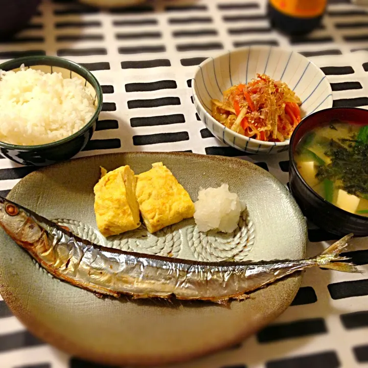 焼きさんま🍀出し巻き卵🍀大根と人参の甘酢和え🍀豆腐と若布のお味噌汁|mochaさん