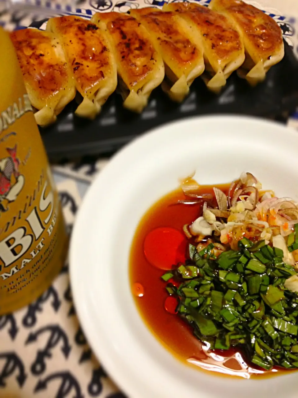 ニラ醤油で餃子とビール〜|カザラさん