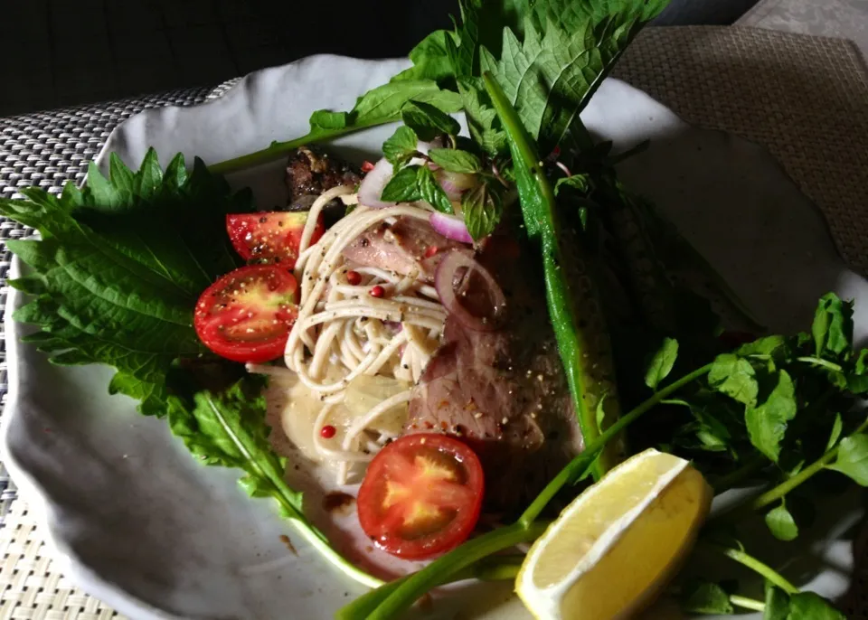 冷た蕎麦のローストビーフ和え|アズフラさん