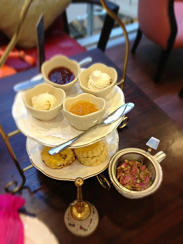 Scone set with Rose Bud tea|didi kullawadeeさん