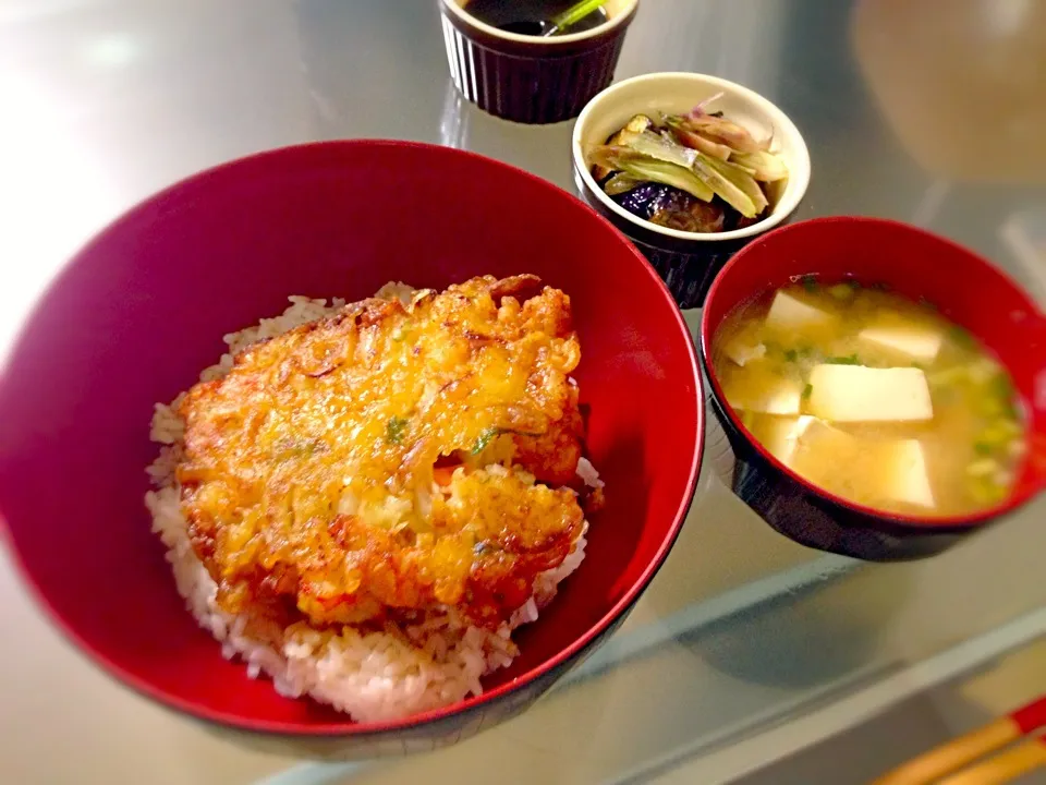 海老、貝柱、玉ねぎ、紫蘇のかき揚げ丼・焼き茄子・豆腐とネギの味噌汁|ぽてとさん