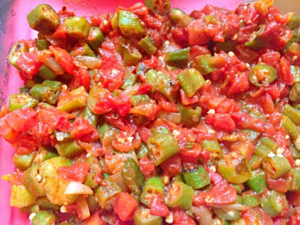 Snapdishの料理写真:Okra and tomatoes|soberrynaturalさん