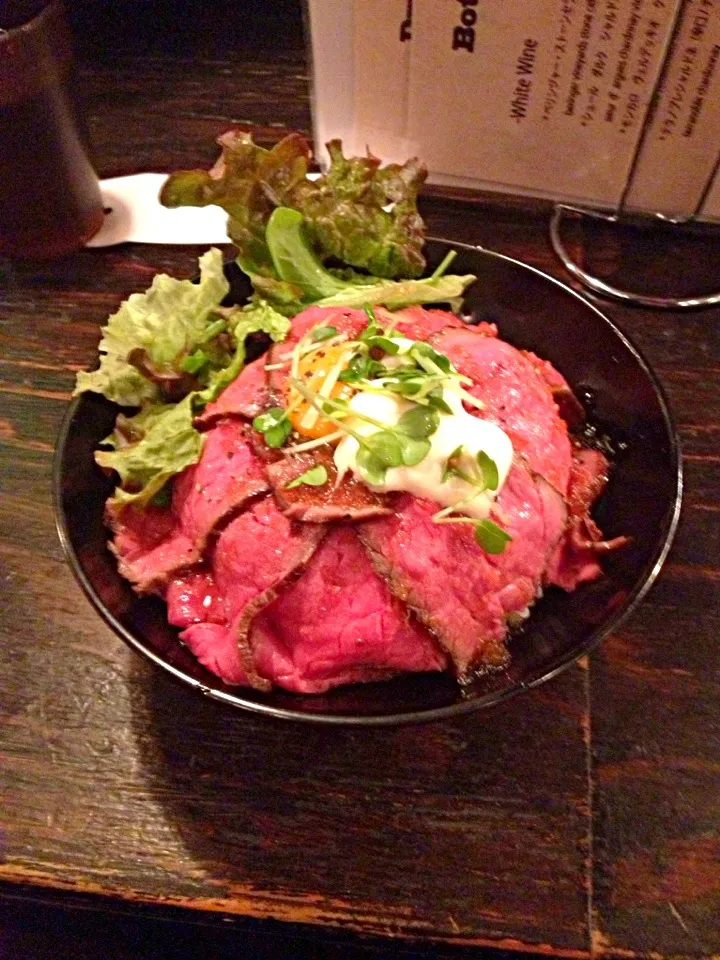 神戸で食べたローストビーフ丼🐮|ヒロ助さん