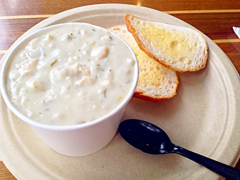 Clam chowder and garlic bread|Sarah Mahoneyさん