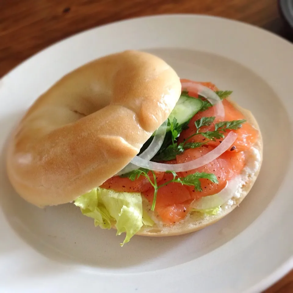 Snapdishの料理写真:Smoked salmon bagel|amさん