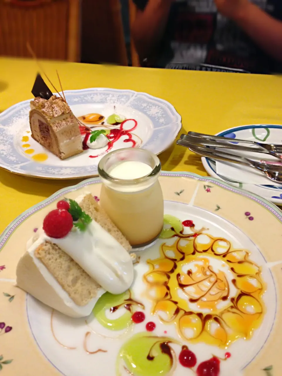 Snapdishの料理写真:自家製プリンとシフォンケーキ|ユージさん