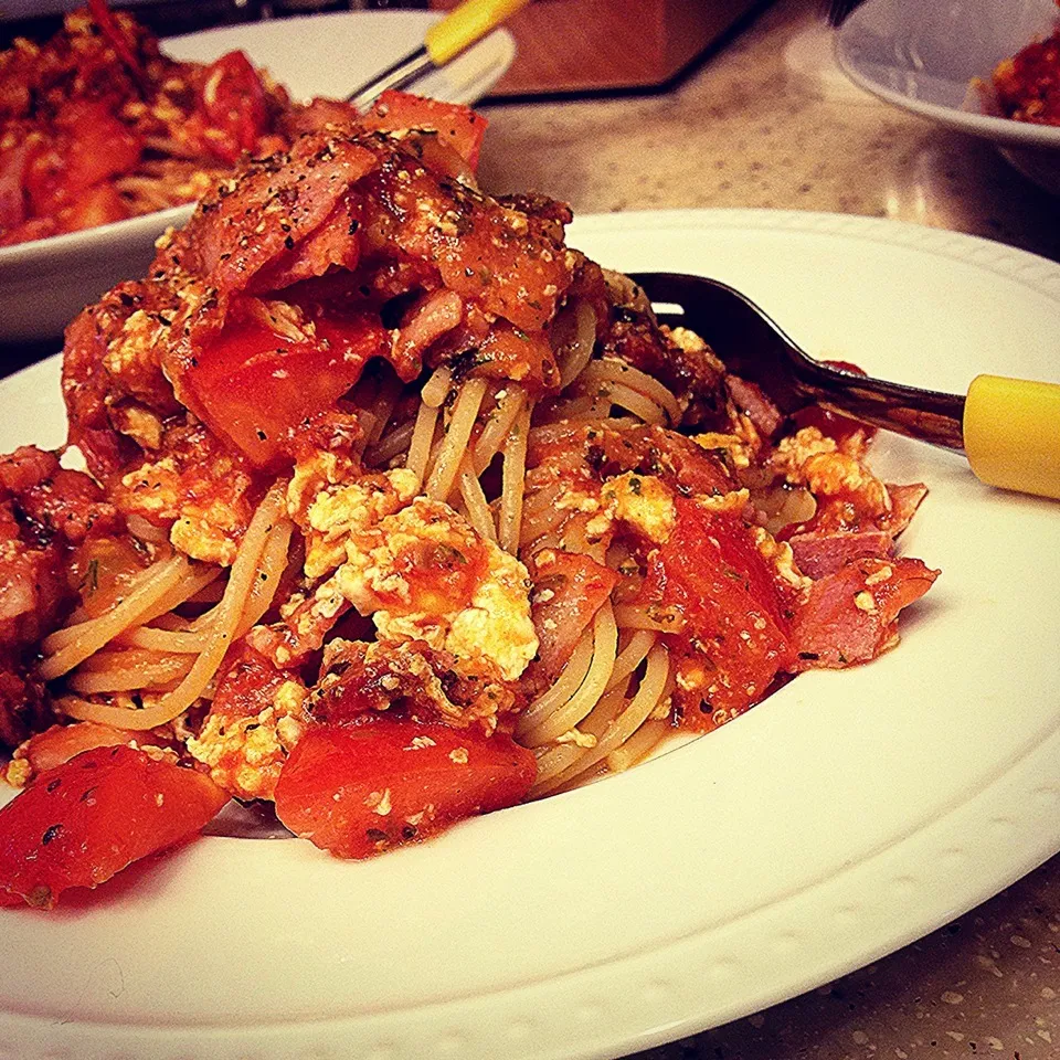 Snapdishの料理写真:Tomato, bacon n egg spaghetti with mint sauce トマトとベーコン、卵のミントソーススパゲティ|Yuka Nakataさん