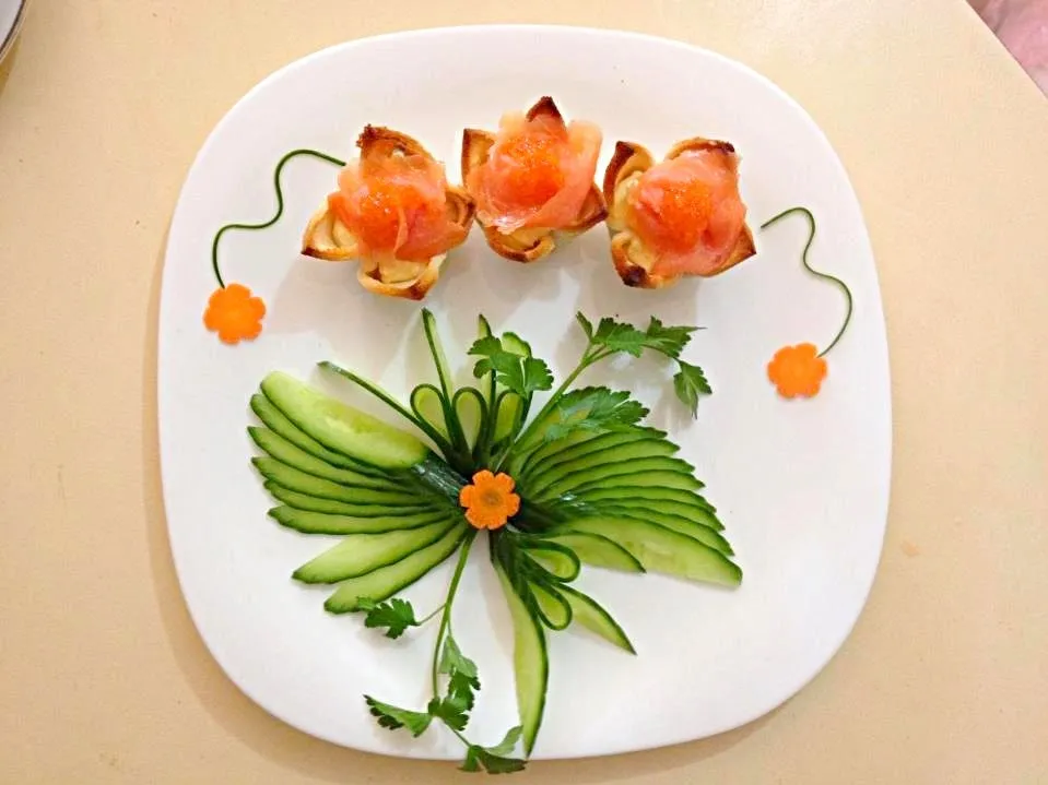 Smoked Salmon and Caviar Canapes|Lynh Lynhさん