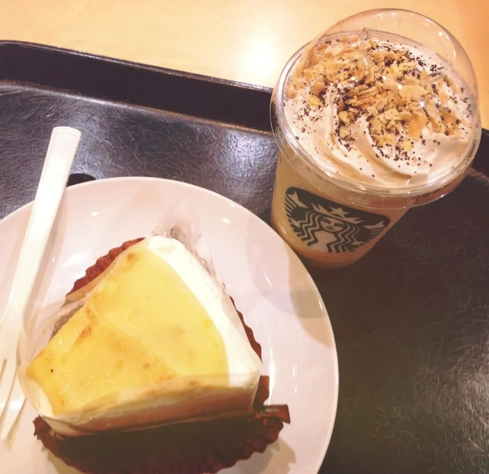 Snapdishの料理写真:スタバ♡スイートポテトシフォンケーキとローストアーモンドフラペチーノ|gumicoさん