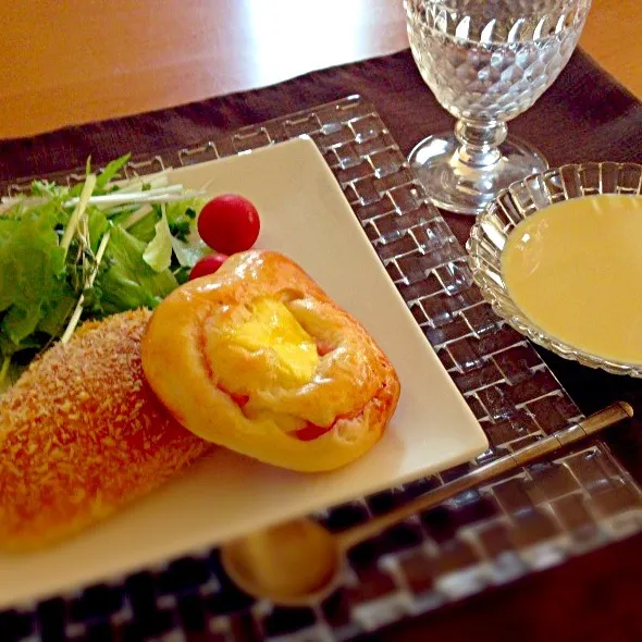 昨日のカレーパンとハムロールで朝ごはん🎶|kimiさん