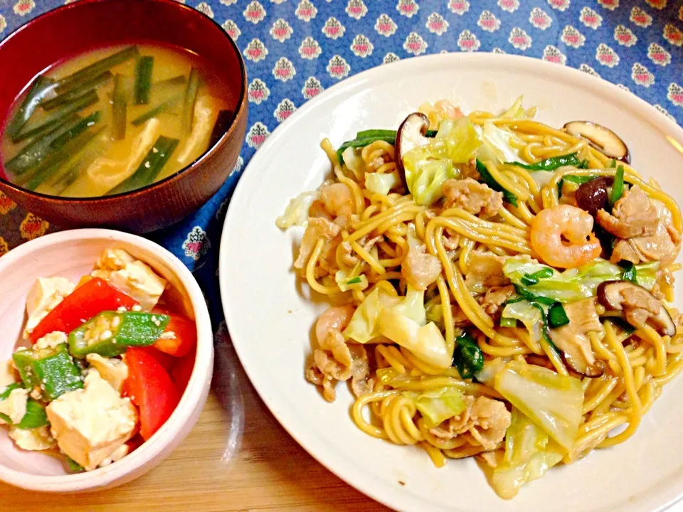 Snapdishの料理写真:中華焼きそば、トマトおくら豆腐のサラダ、味噌汁|yukoさん