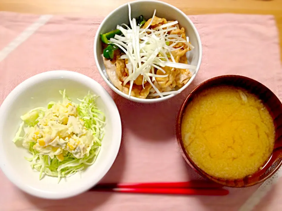 豚丼、ピクルスのポテサラ、豆腐とみょうがの味噌汁。|あすみさん