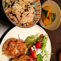 Snapdishの料理写真:ひじきの炊き込みご飯、豆腐ハンバーグ、かぼちゃ煮、トマトとチーズのサラダ|はるあやママさん