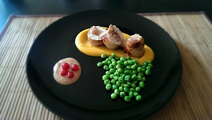 Fig and goat cheese stuffed turkey with pumpkin-sweet potato puree and peas|Keukenprinsesさん