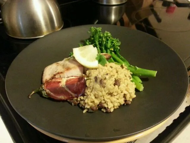 Grilled Dorado w/capocollo-wrapped jalapeño popper, gallo pinto & citrus garlic broccolini|Billy Ourslandさん