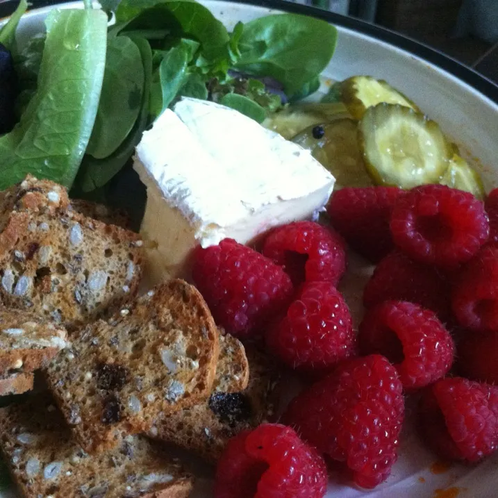 Brie, raspberries, rosemary and raisin crackers with spinach and spicy pickles|virginia frasseさん