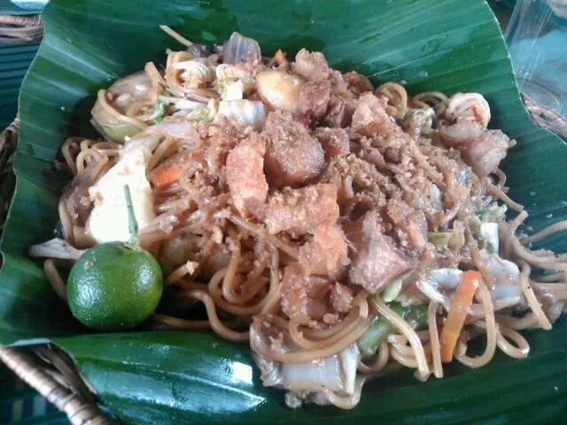 pancit canton #noodles #yum #withchicharon|Michelle Ann Elazeguiさん