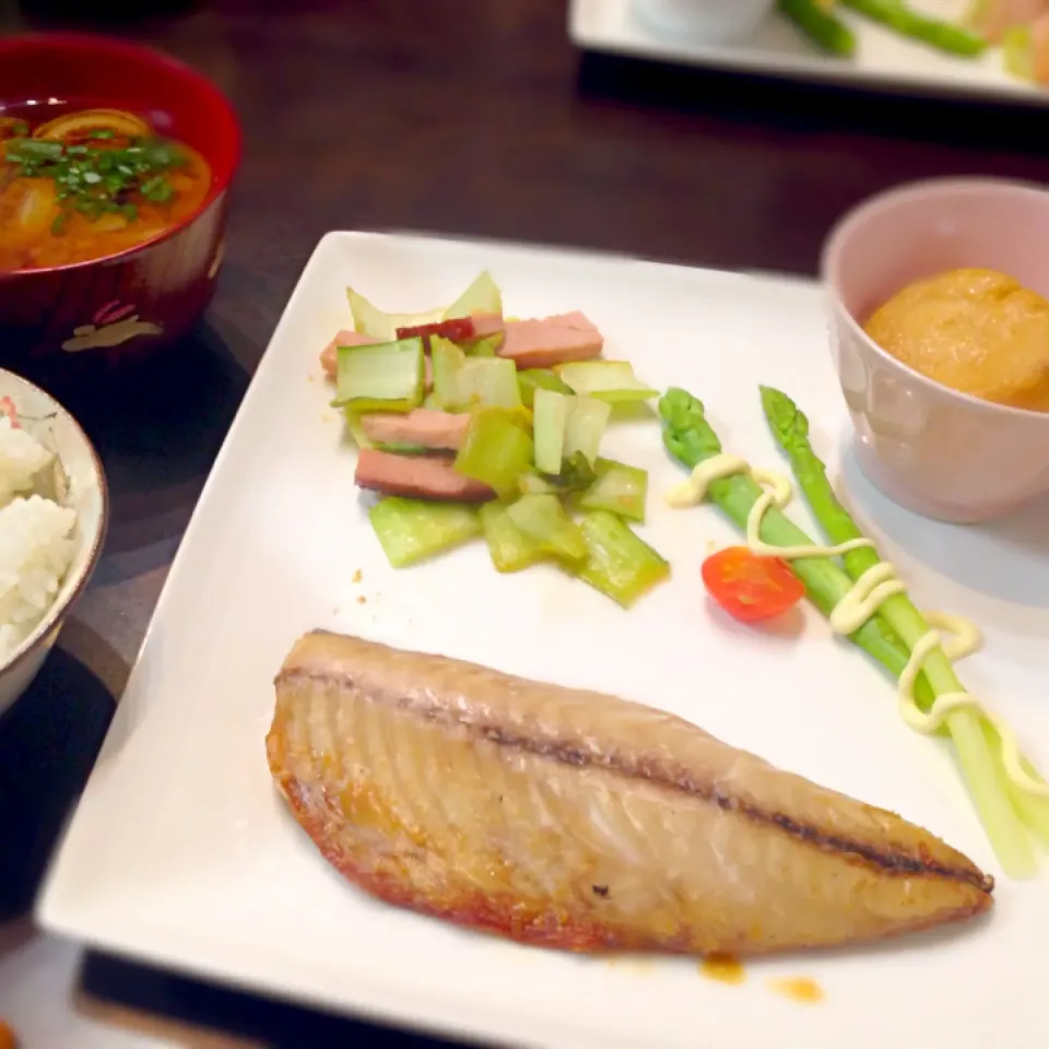 9/3夕ごはん:焼き塩サバ、がんもどきの煮物、青梗菜と焼豚のゴマだれ炒め、アスパラガス(マヨ)、プチトマト、玉ねぎのお味噌汁、白ごはん。|piyokoさん