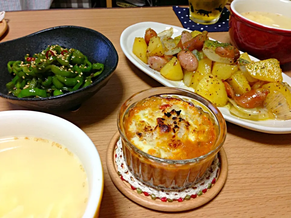 ジャーマンポテトとミニグラタンとピーマンのきんぴらと玉子スープ|こんこんさん