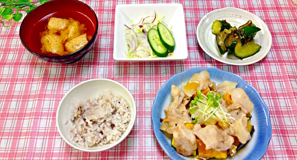 かぼちゃと豚肉の蒸し物、きゅうりの塩昆布しょうが漬け、オニオンサラダ、揚げの味噌汁、雑穀米|ゆりさん