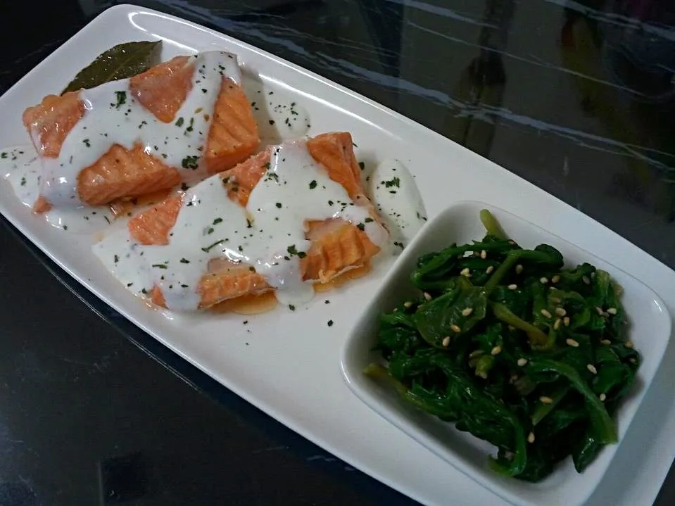 Snapdishの料理写真:🐟 Poached Salmon with Citrus Yogurt Sauce + Seasoned Spinach 🌿|✨강민지✨さん