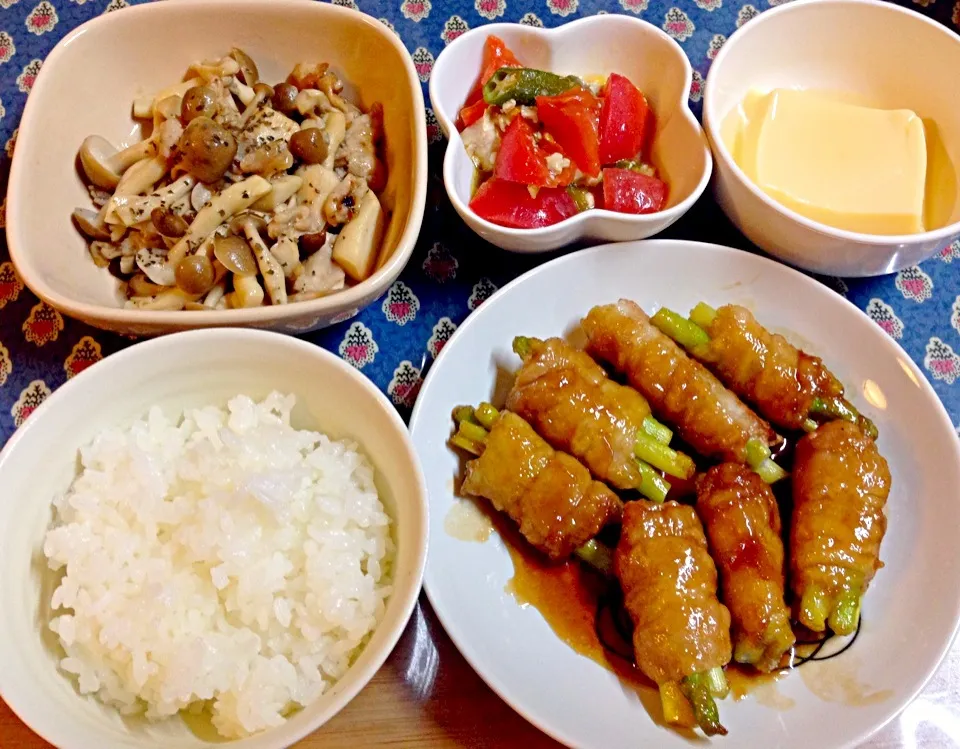 アスパラ豚肉巻き、きのこガーリックソテー、トマトおくら豆腐のサラダ、たまご豆腐、ご飯|yukoさん