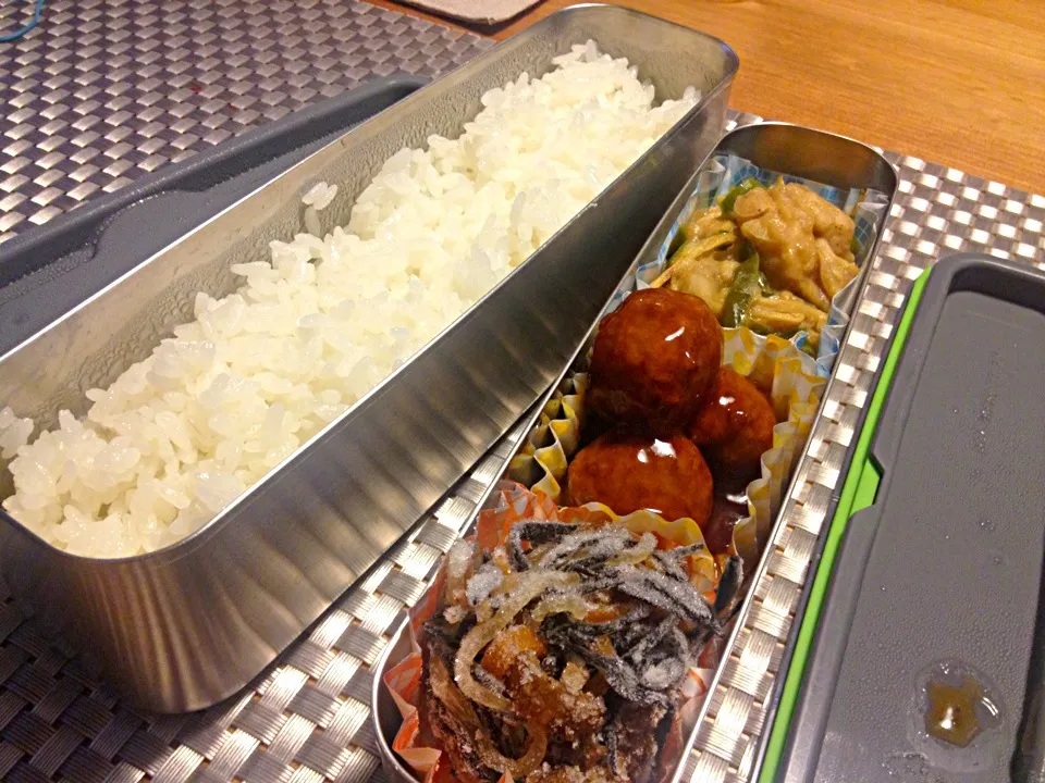 お昼のお弁当：青椒肉絲、ミートボール、ひじきの煮物|leezaspider1991さん