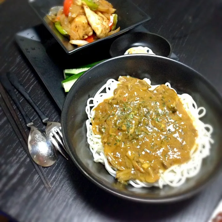 Snapdishの料理写真:タイ風カレーうどんとささみとピーマンの炒めもの|ミナモンさん