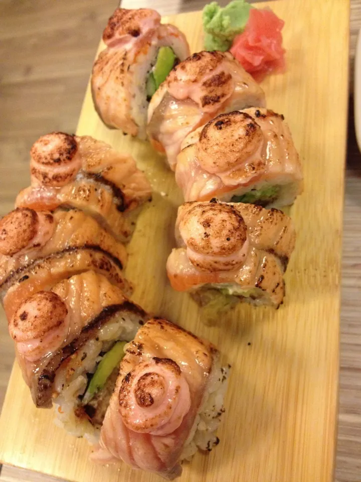 Soft shell crab and salmon sushi roll|AmeSabさん