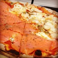 Snapdishの料理写真:Salmon Seafood Pizza|mc chayuthさん