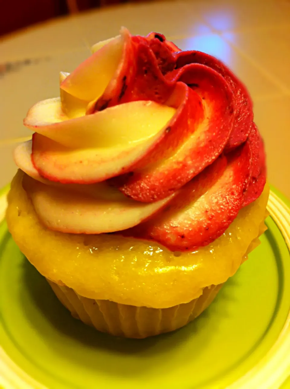 Lemon blueberry filled cupcake with lemon glaze and blueberry lemon swirl icing|Tiffini Millsさん