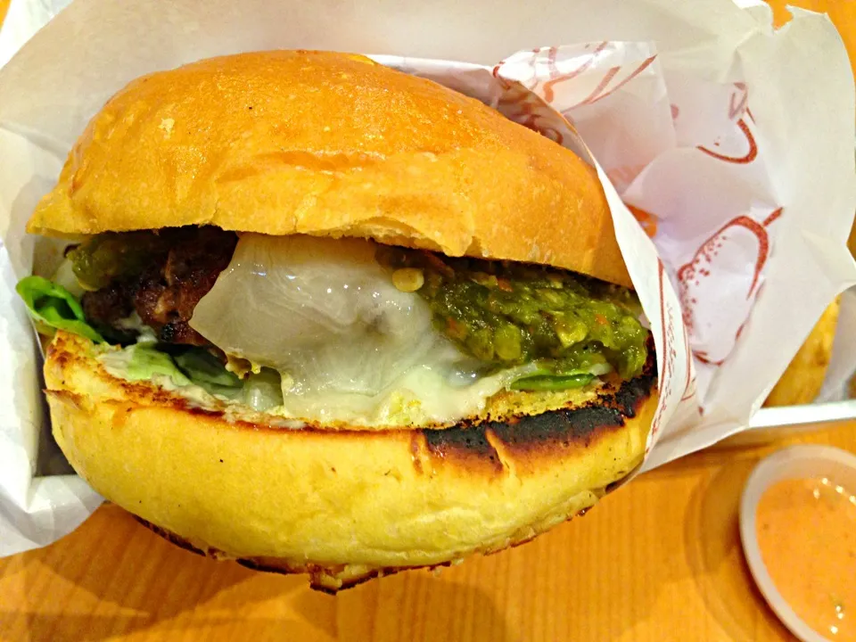 Bobcat - grilled patty, green chili slaw, provolone cheese and jalapeno mayo|Mei Meiさん