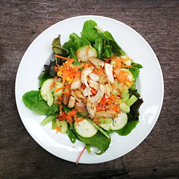 Quinoa & Chicken Summer Salad|OnTheWoodenTableさん