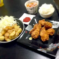 Snapdishの料理写真:扱いづらい小さなジャガイモなら絶対フライドポテト‼付け合わせが〜フライドチキン😳‼|ミナモンさん