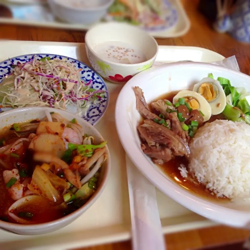 豚足煮込みライスにミニラーメンのセット@クルンテープ本店(新宿)|yoooochanさん