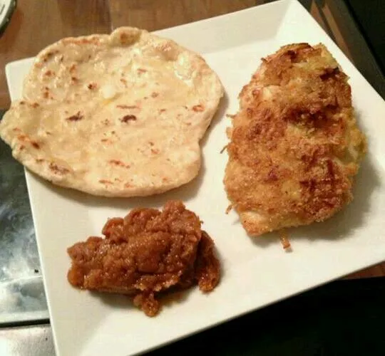 Coconut & curry crushed chicken, naan bread made with greek yogurt instead of yeast and a do llop of peanut satay sauce.|Lee Annさん