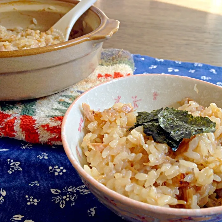 Snapdishの料理写真:土鍋で簡単 ツナとなめ茸の炊き込みご飯|こむちさん