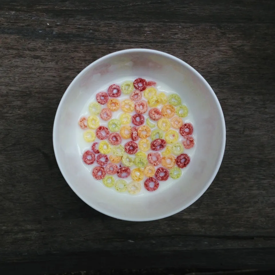 Snapdishの料理写真:Kellogg's Froot Loops|OnTheWoodenTableさん