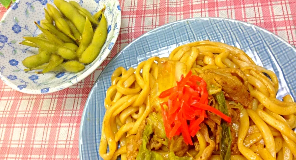 Snapdishの料理写真:和風ソースの焼きうどん、枝豆|ゆりさん