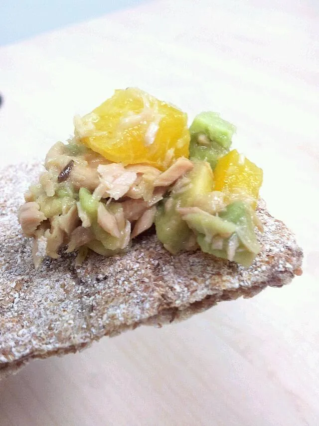 avocado tuna spread♥ with rye crackers|joey limさん