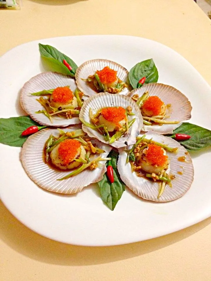 Grilled Scallop with Garlic-Scallion Sauce and Caviar|Lynh Lynhさん